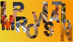 Vor gelbem Hintergrund ist das Wort Improvisation ausgeschnitten. Hinter jedem der Buchstaben liegt ein anderes Instrument.