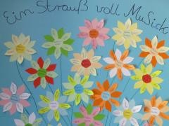 Ein gebasteltes Plakt mit Angeboten zum Musizieren.