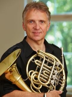 Portrait Stephan Rinklin mit Horn