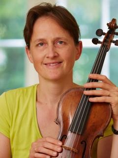 Portrait Berthilde Galosi mit Geige