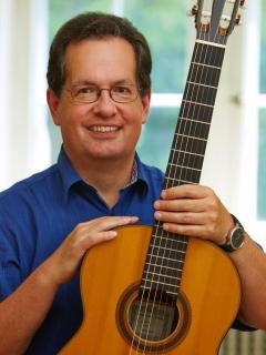 Portrait Werner Fischer mit Gitarre