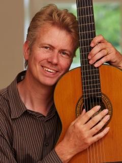 Portrait von Stefan Goeritz mit Gitarre