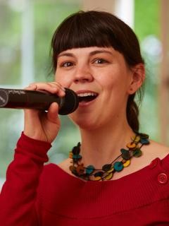 Portrait von Annette Chatel mit Mikrofon