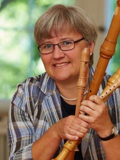 Portrait von Bettina Fischer mit Blockflöten