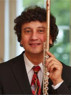 Portrait von Alfredo Mendieta mit Querflöte