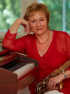 Portrait Katrin Teschke mit Saxofon und Klavier