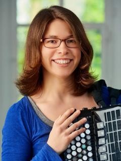 Portrait von Karin Fleck mit Akkordeon.