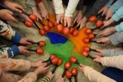 Kinderhände in einem Kreis: alle Kinder haben Rasseln in den Händen.