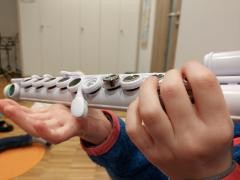 Ein Kind spielt Querflöte.