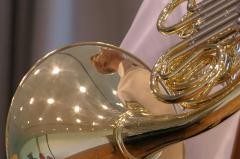 Eine Person spielt Horn.