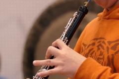 Ein Kind spielt Oboe.