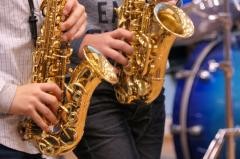 Zwei Personen spielen Saxofon.