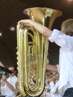 Eine Person spielt Tuba.