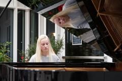 Ein Kind spielt Klavier.
