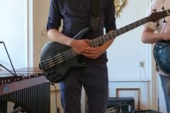 Eine Person spielt E-Bass.