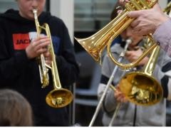 3 Blechbläser stehen zusammen.