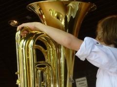 Ein schüler spielt Tuba.