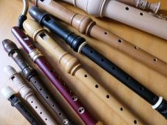 Die ganze Blockflötenfamilie vom Gar Klein Flötlein bis zur Bassflöte liegt auf einem Tisch.