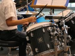 Schüler spielt auf einem Drumset.