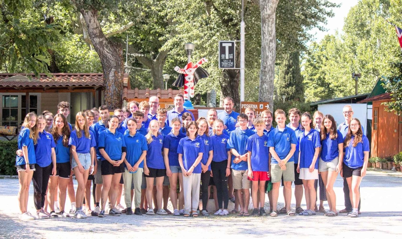 Das Jugendblasorchester posiert in der Toskana mit ihren Musiklehrern.