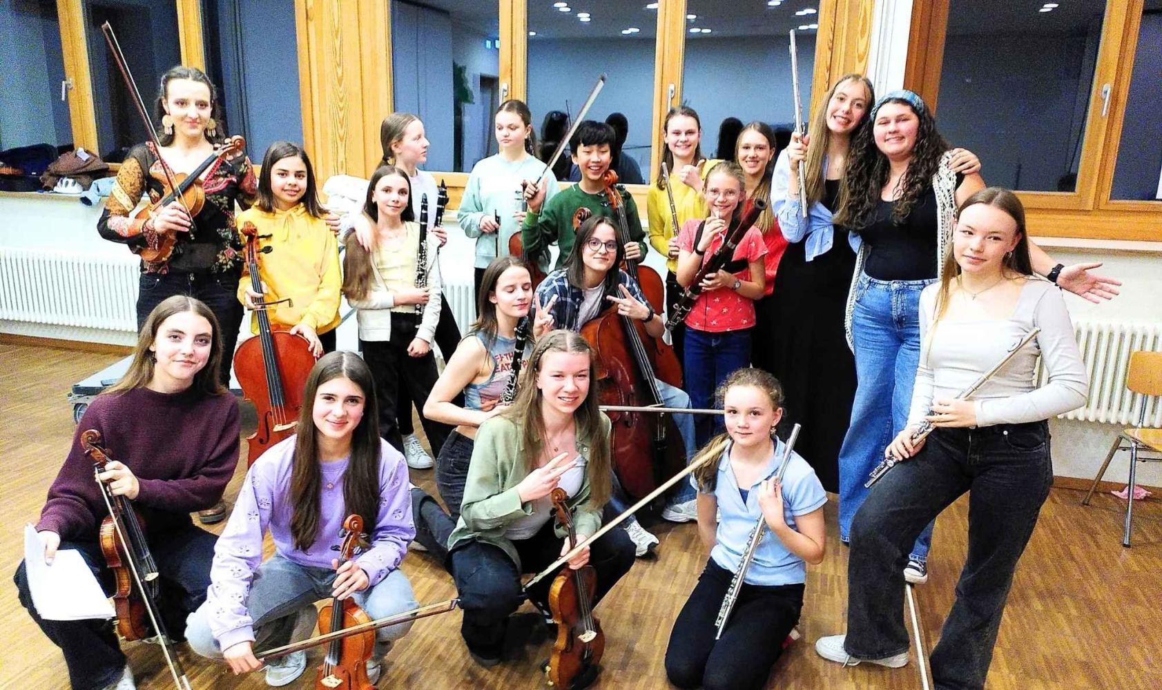 Das „Jugend-Sinfonieorchester“ bestehend aus jugendlichen Musiker*innen mit Instrumenten verschiedener Instrumentenfamilien: Blech - und Holzbläser, Streich - und Schlagzeuginstrumente.