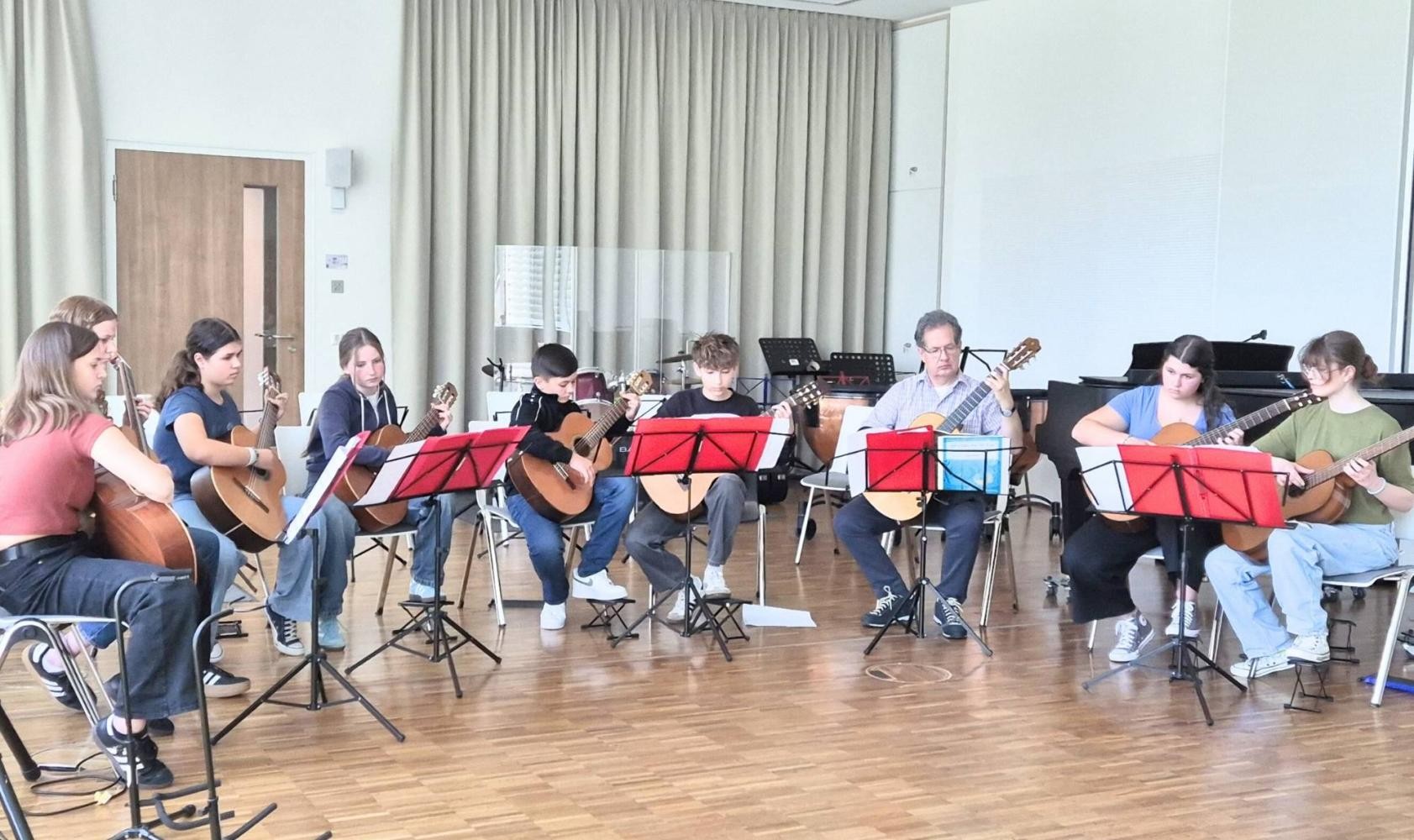 Das Gitarrenensemble zusammen mit seinem Lehrer.