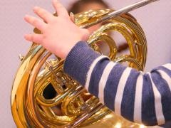 Ein Kind spielt Horn.