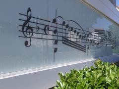 Die Notenschrift neben dem Eingang in das Bildungshaus.