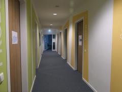 Ein Gang in der Musikschule mit farblich gekennzeichneten Unterrichtsbereichen.