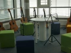Bunte Sitzmöbel im Silentbereich der Musikschule.