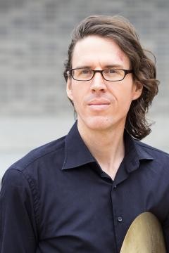 Das Bild zeigt den Schlagzeuglehrer Lee Ferguson.