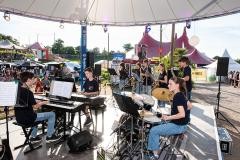 Die "SaxoGrooves" Kindermusik Gruppe spielt auf der Bühne des ZMF Freiburg.