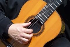 Eine Person spielt Gitarre.