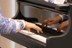 Eine Person spielt Klavier.