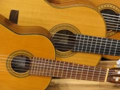 Drei unterschiedlich große Gitarren.