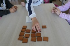 Kinder spielen eine Runde akkustisches Memorie.