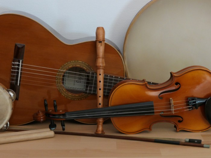 Eine Geige, eine Gitarre und eine Blockflöte.