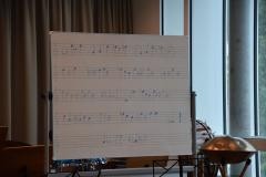 Auf einer Tafel in der Musikschule sind Noten aufgezeichnet.