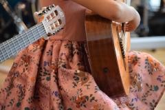 Eine Person spielt Gitarre.