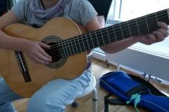 Eine Person spielt Gitarre.
