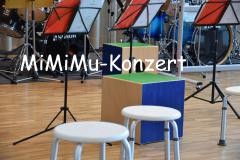 Drei Notenständer sind in der Musikschule aufgebaut. Auf dem Bild steht "MiMiMu-Konzert." Link zum MiMiMu-Konzert auf Youtube.