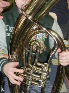 Ein Kind spielt Tuba.