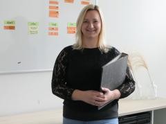 Tamara Casola steht lächelnd im Sekretariat der Musikschule.
