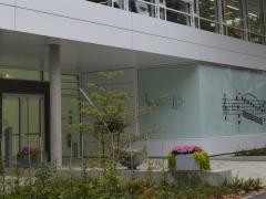 Der Eingang zur Musikschule mit Herbstbepflanzung.