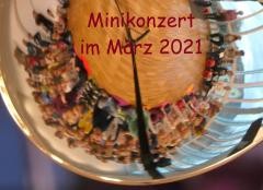 Musikschüler, die aus einer Fischaugenperspektive fotografiert wurden. Auf dem Bild steht "Minikonzert im März 2021". Link zum YouTube-Video "Minikonzert".