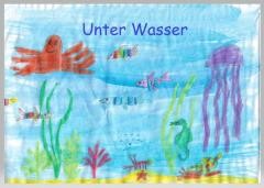 Ein von Kinder gemaltes Bild einer Unterwasserszenarie. Zu sehen sind Oktupus, Qualle, Seepferdchen und Fische. Auf dem Bild steht "Unter Wasser". Link zum Youtube-Video "Unter Wasser 1".