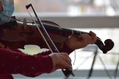Ein Kind spielt auf einer Violine.