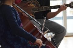 Ein Kind spielt auf einem Kontrabass.