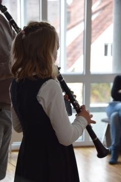 Ein Kind spielt auf einer Klarinette.