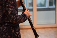 Ein Kind spielt auf einer Klarinette.